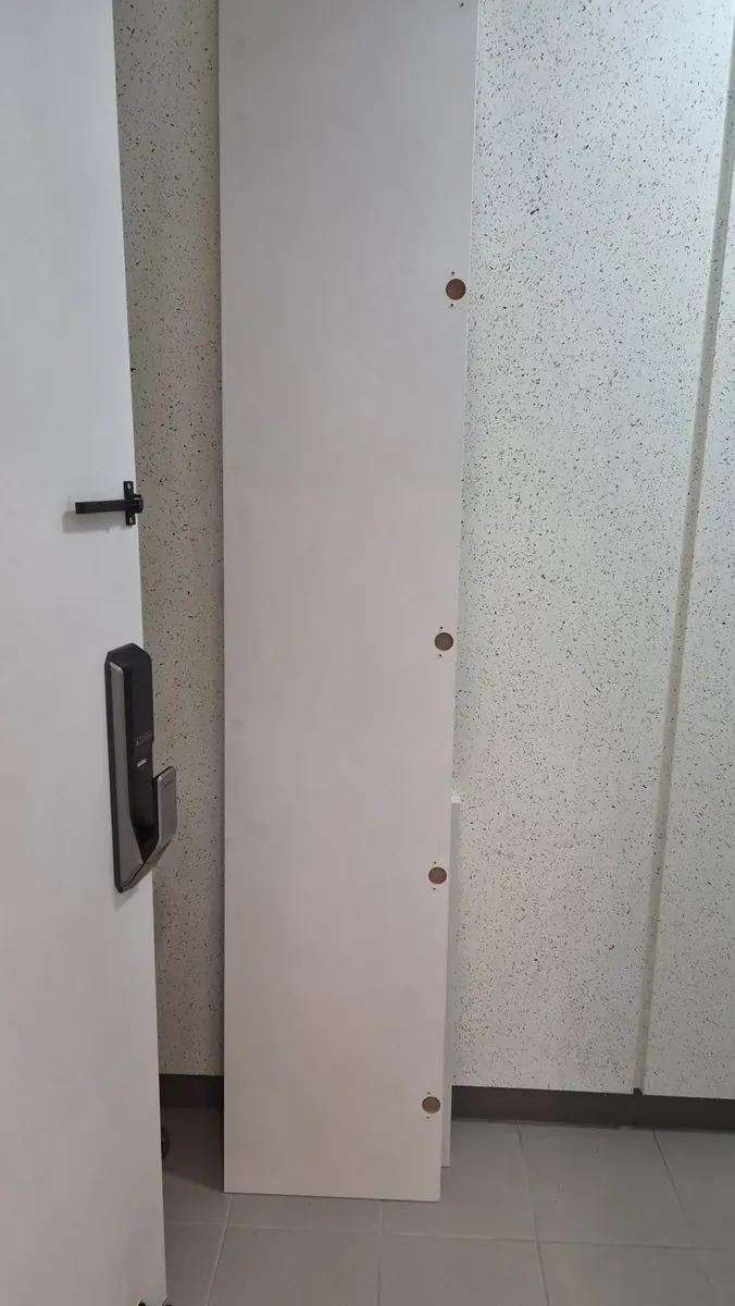 붙박이장 문 자르기 — 떼어 둔 키 큰 문짝
